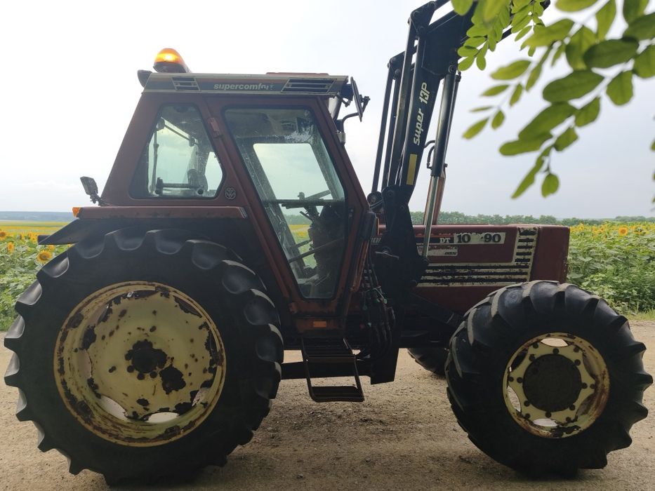 Tractor Fiat Agri 100-90 cu încărcător frontal.