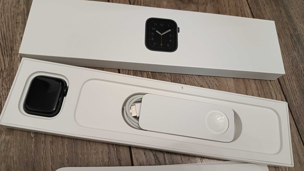 Apple Watch  SE  40mm            .