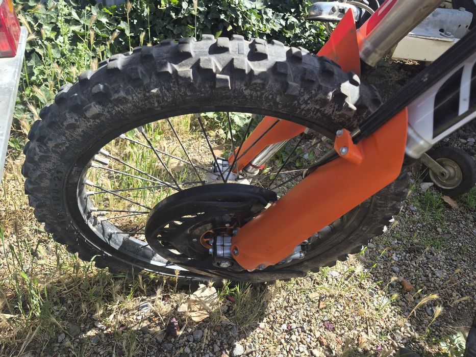 Vând două cauciucuri enduro-cross cu patru camere penttu ele