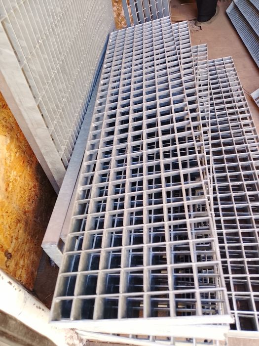Trepte zincate metalice