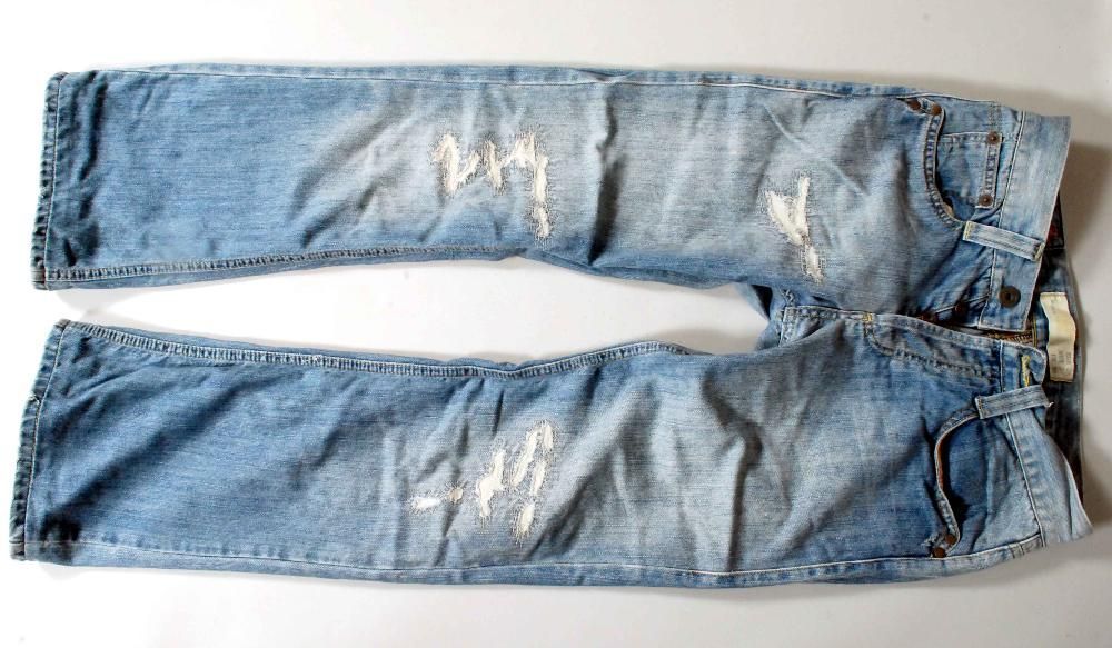 Продавам дънки различни модели и номера - цената е за един брой.