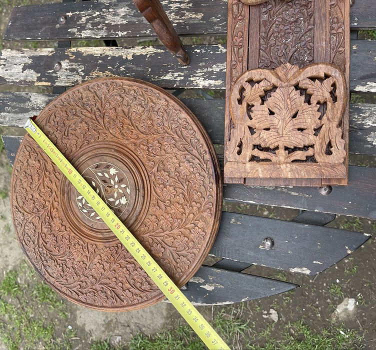 Măsuță rotundă, suport pentru cărti sculptat