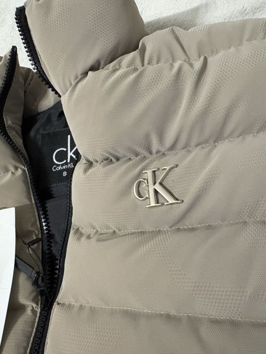 Vesta Calvin Klein! Toate marimile disponibile!