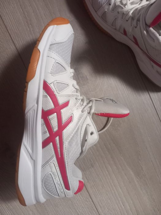Asics dama .marime 38.foarte confortabili.bine intretinuti