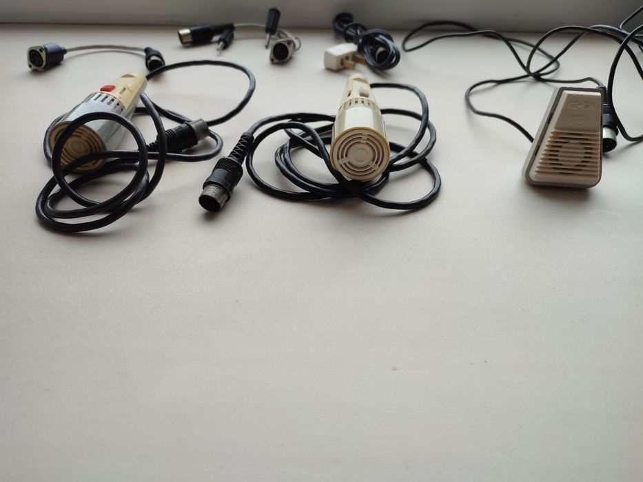 Продам зарядное устройство для шуруповерта, микрофоны