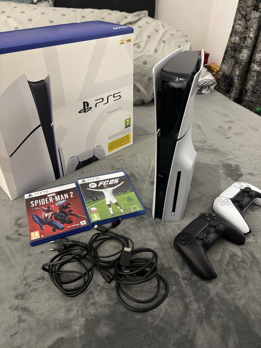 PlayStation 5 + 2 jocuri, 2 manete