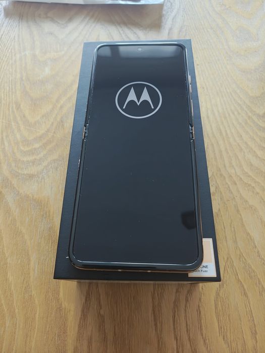 Motorola Razr 40 Ultra 5G – PANTONE Peach Fuzz – 8GB/256GB – перфектно състояние