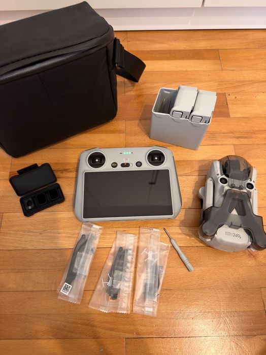 DJI Mini 3 Pro Fly More Combo + DJI RC + 3 baterii + Card 256 GB – Stare excelentă