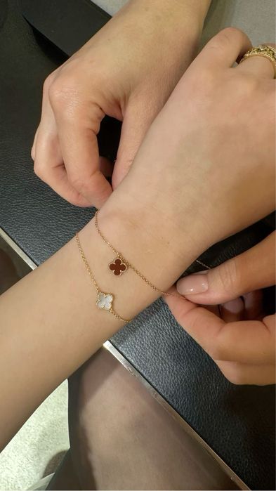 Позлатени гривни Van Cleef & Arpels