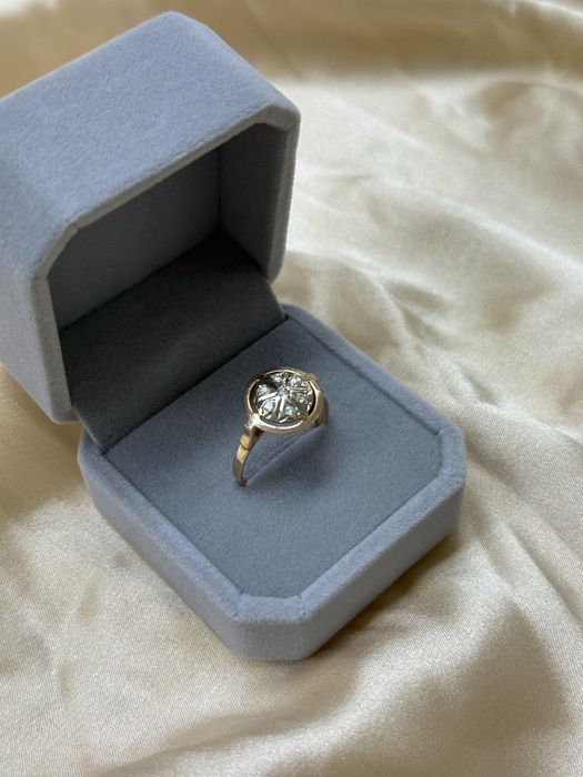 Золотое кольцо с фианитами