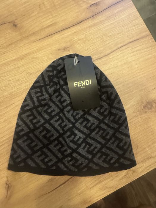 Продавам шапка FENDI
