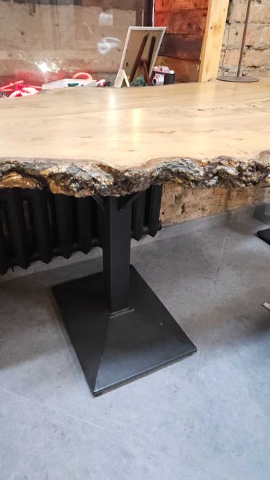 Деревянный стол спил