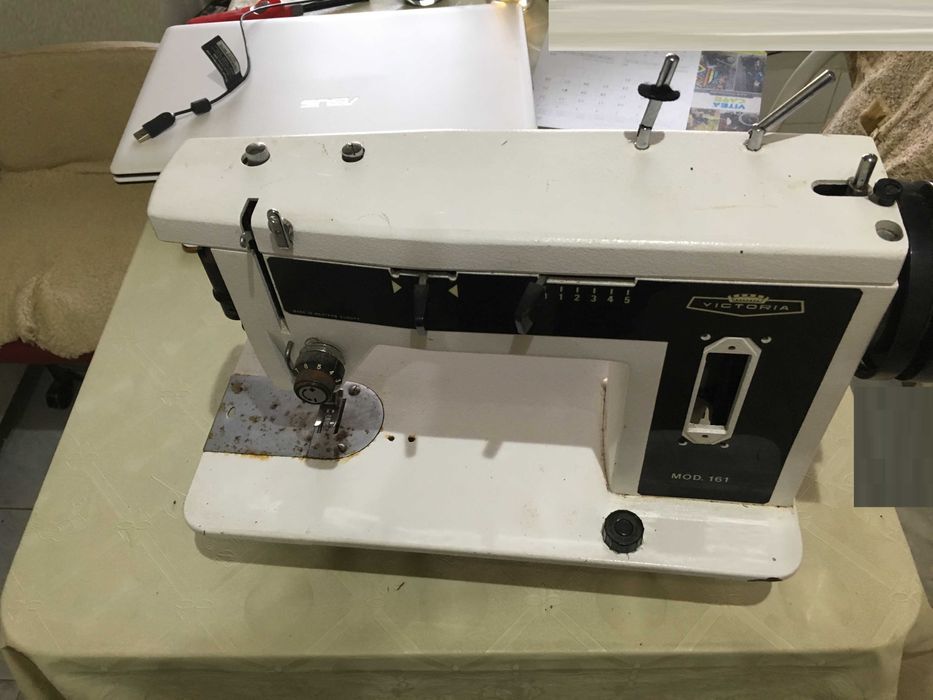 Pentru piese, masina de cusut .