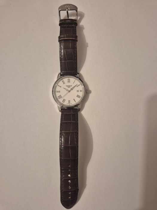 Vând ceas Tissot colectia T-Classic pentru bărbați, cadran 38 mm, design clasic, potrivit atât pentru ținută office, cât și pentru ocazii formale.