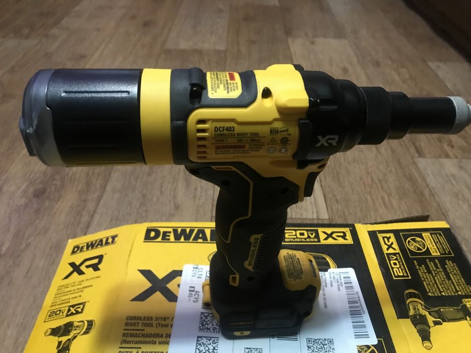 Заклепочник Dewalt DCF403