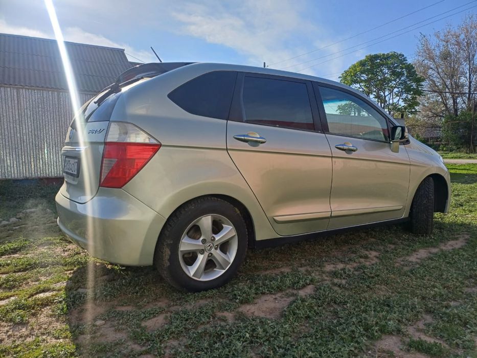 Продам автомобиль Honda FR-v