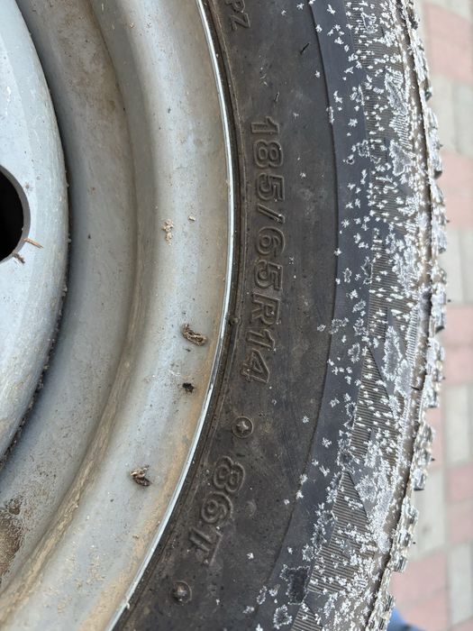 Продам комплект шин на приору с дисками.