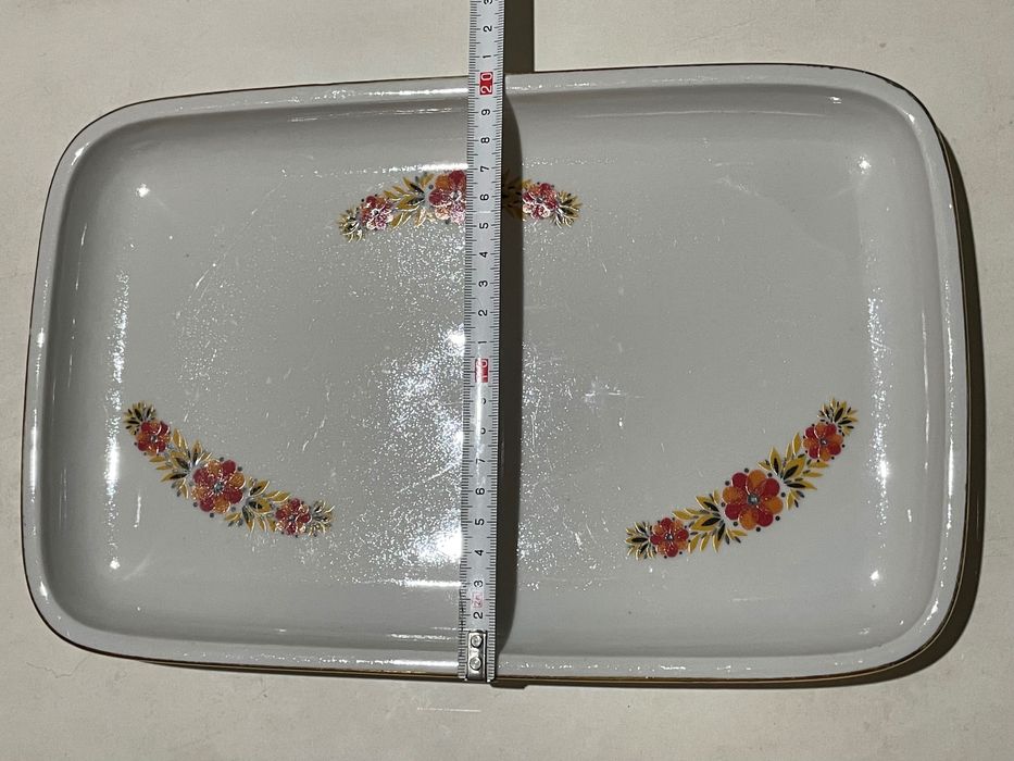 Голямо правоъгълно, порцеланово плато с маркировка.