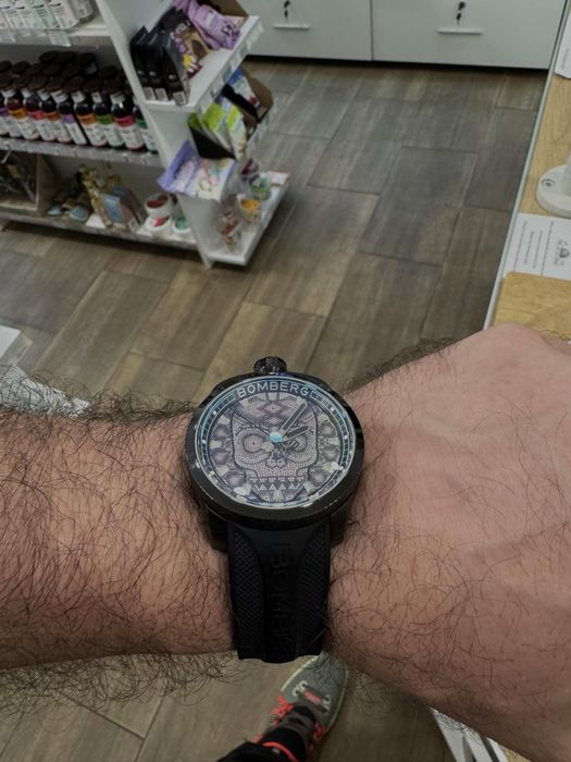 Часовник BOMBERG BOLT-68 Skull Pearl BS45GMTPBA Quartz Men's Watch