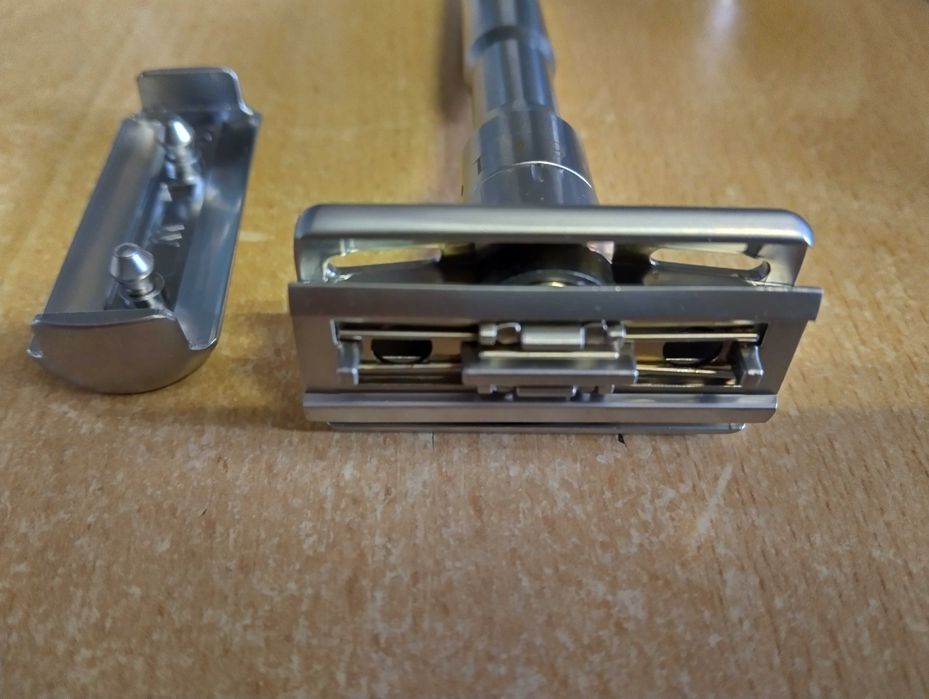 Металални самобръсначки и бръснач