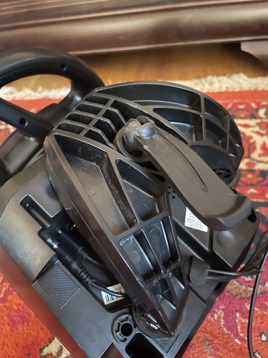 Volan thrustmaster + pod pedalier 3 pedale
