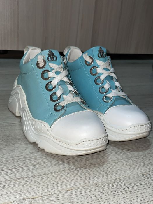 Дамски спортни обувки