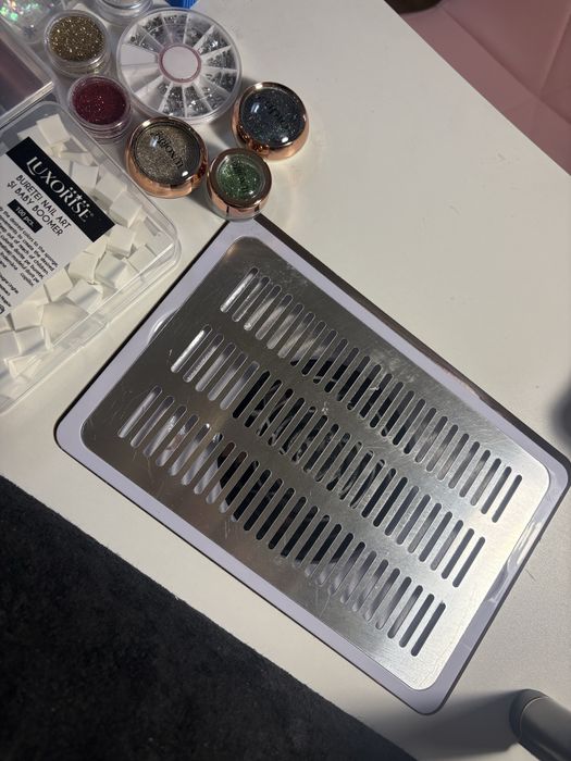 Masa de unghii cu aspirator incorporat si altele