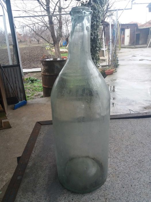 Продавам стара стъклена бутилка