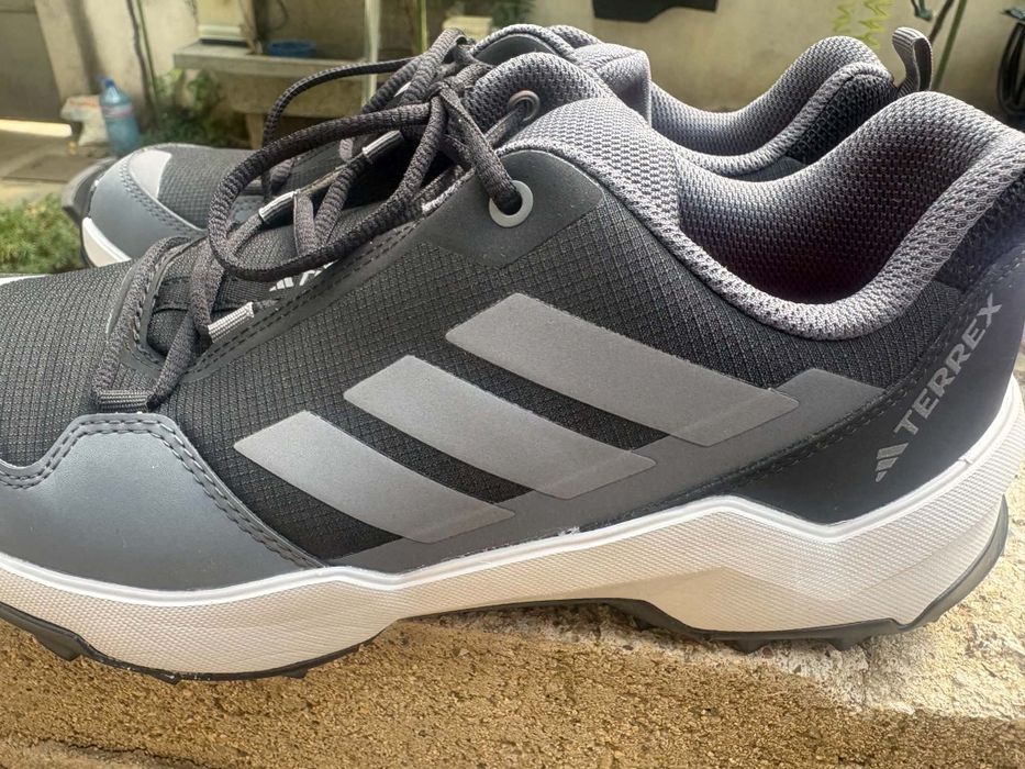 Продавам юношески туристически обувки/маратонки Adidas Terrex AX4R, размер 39 1/3.