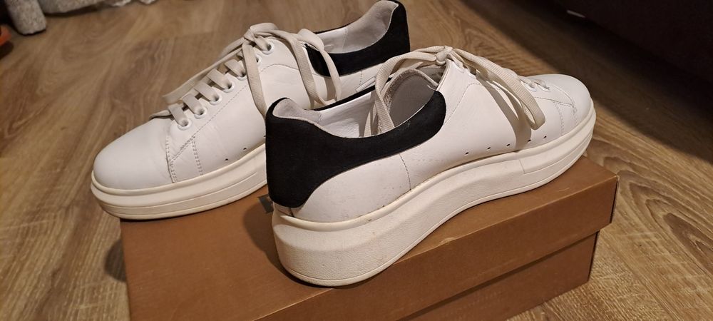 Pantofi sport "" adidasi " piele  interior si exterior.