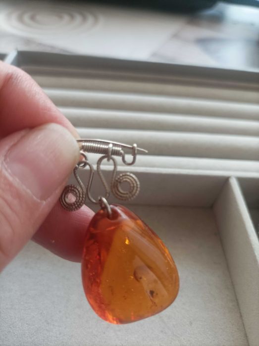 Руска старинна брошка с естествен кехлибар