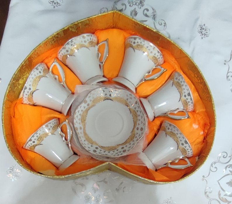 Посуда хрустальные, стеклянные фужеры, вазы, салатницы