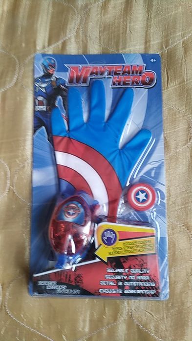 Набор маленьких металлических машинок в контейнере. Новые