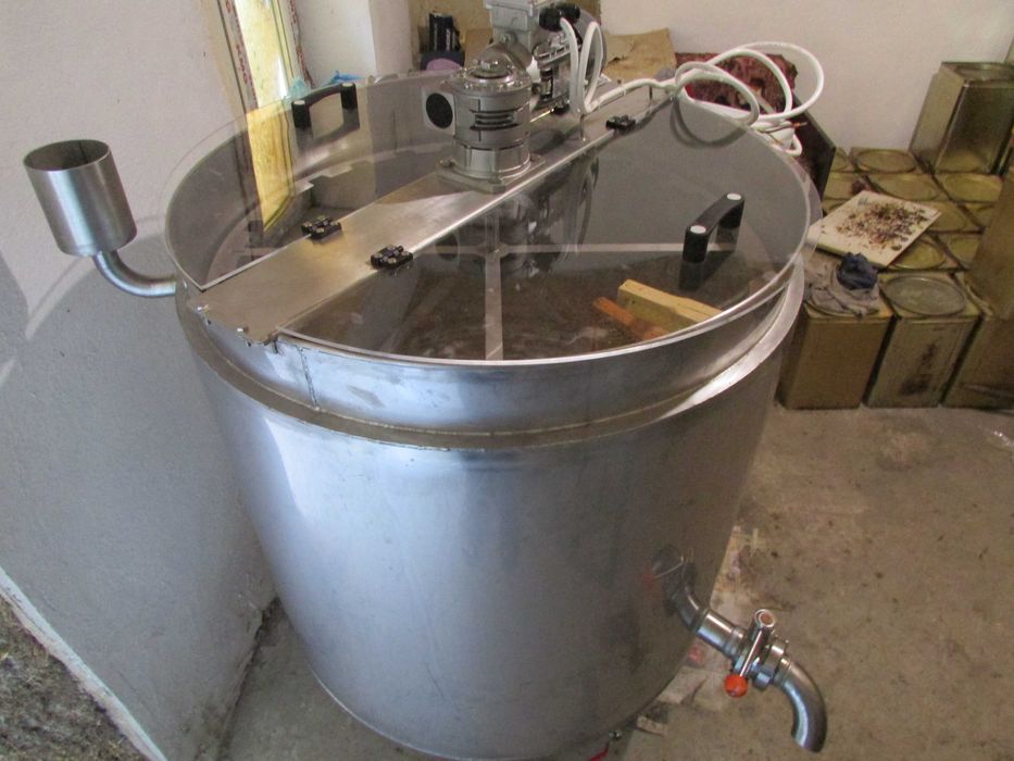 Центрофуга за вадене на мед