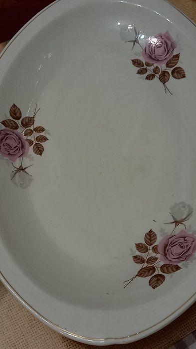 Vand 2 platouri superbe porțelan, ovale,cu model,mărimi mari