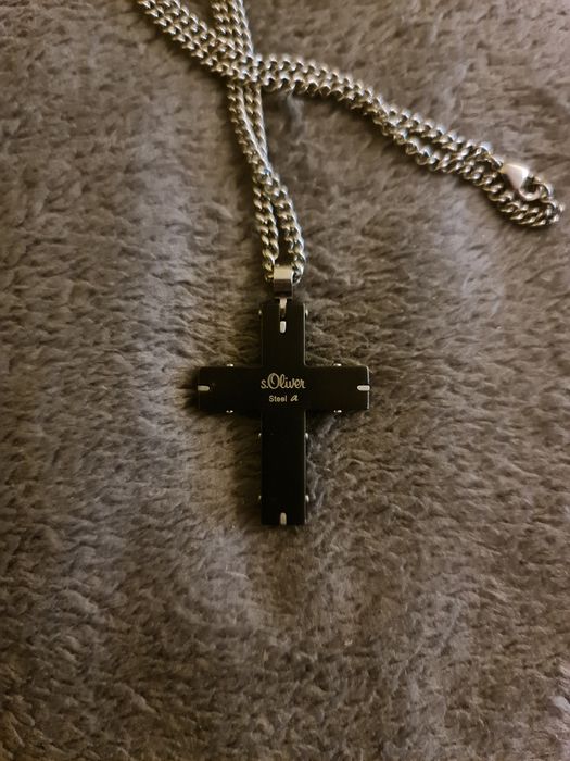 Красив швейцарски кръст от черна и бяла стомана.