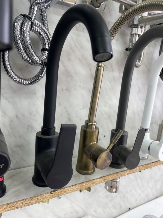 Витринные смесители отдам подешевл