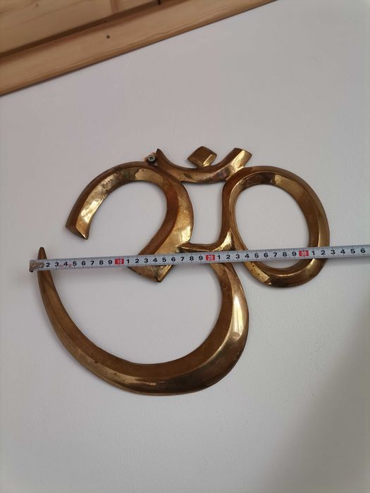 Меден символ Ом за стена