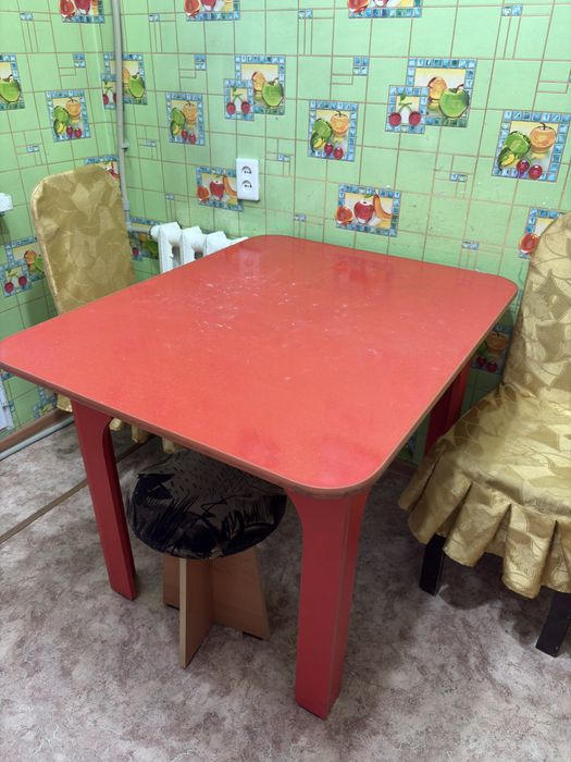 Стол в хорошем состоянии