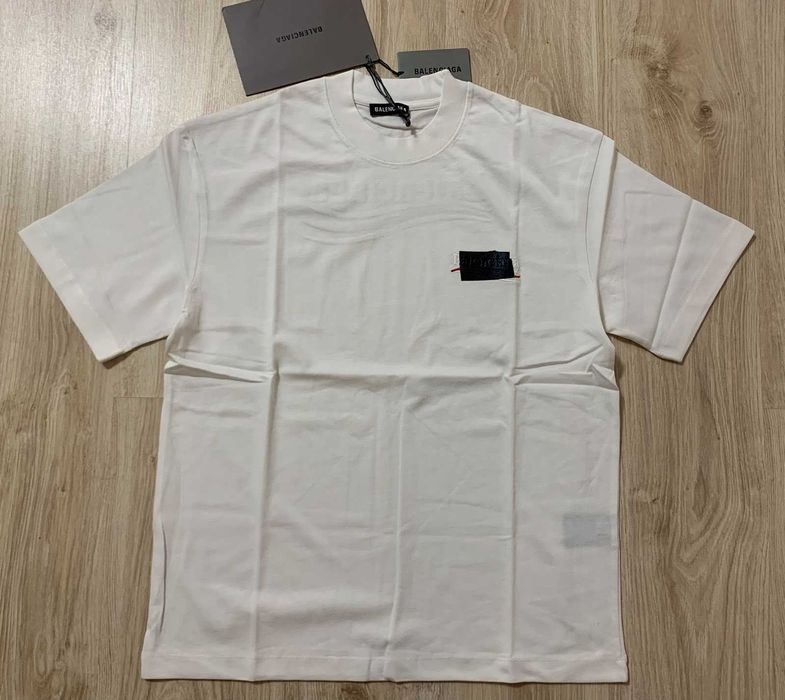 Нови мъжки тениски BALENCIAGA нови с етикети в черен и бял цвят.