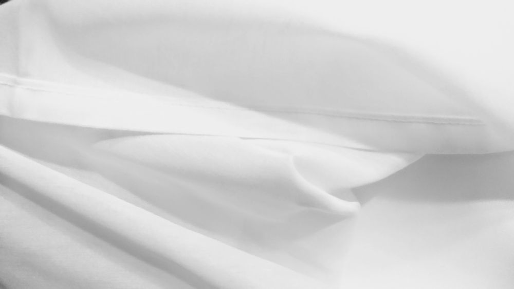 Тънки завеси в бял цвят