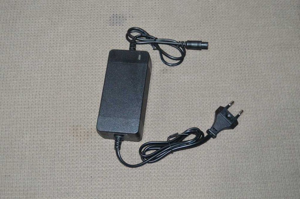 Incărcător trotineta XT-4210B 42V, 2A, mufă cu 3 pini