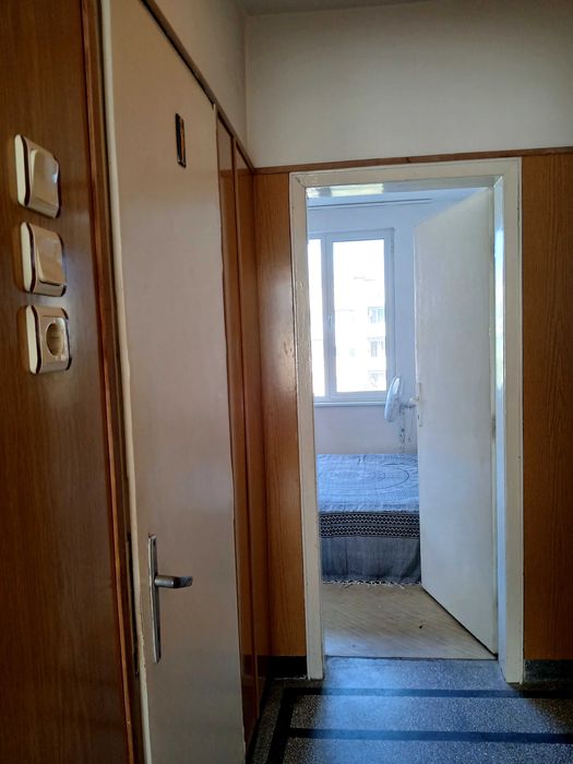 Продавам 4-стаен монолитен апартамент до Камела