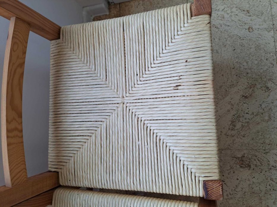 Дървени столове с ратанови седалки