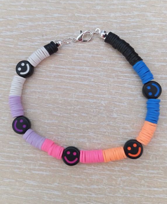 Продавам ръчно изработени гривни