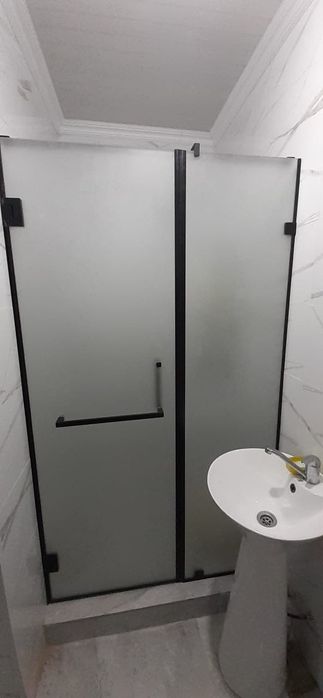 Стеклянные душевые кабинки