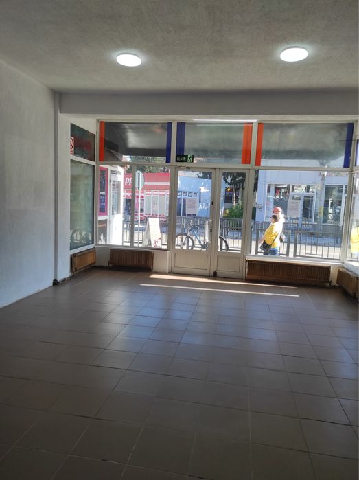 Închiriez spațiu comercial la intrarea în Piața Centrală