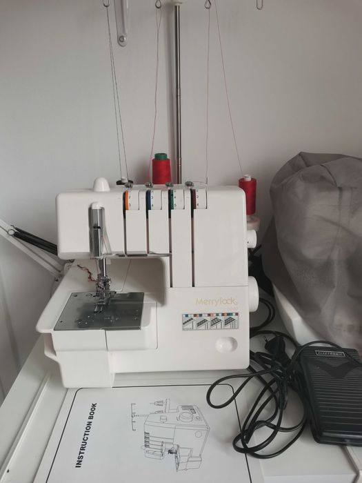 Masina de acoperire casnica Merrylock 3040 triplock