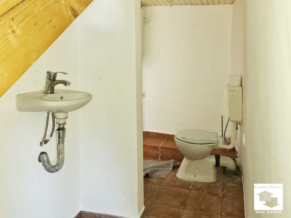 116218 Двуетажна къща с равен двор и стопански постройки в с. Ресен