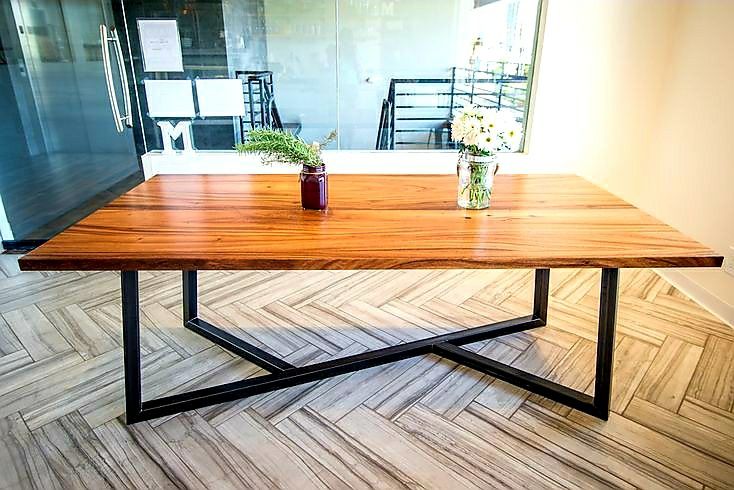 Холна маса от метал и масив различни видове